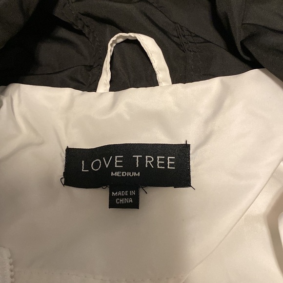 Love tree light weight jacket size medium color white and black and pink👍🏽 - Picture 3 of 6